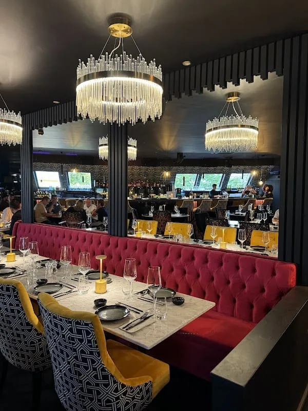 Lustres de cristal au-dessus d’une longue banquette rouge