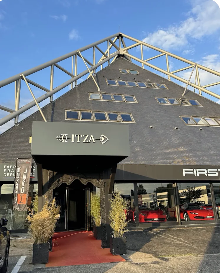 L’entrée d’Itza sous la pyramide, auvent noir et tapis rouge
